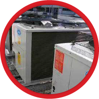 Instalação de sistemas tipo split, rooftop e self (ao lado imagem de uma instalação de splitão).